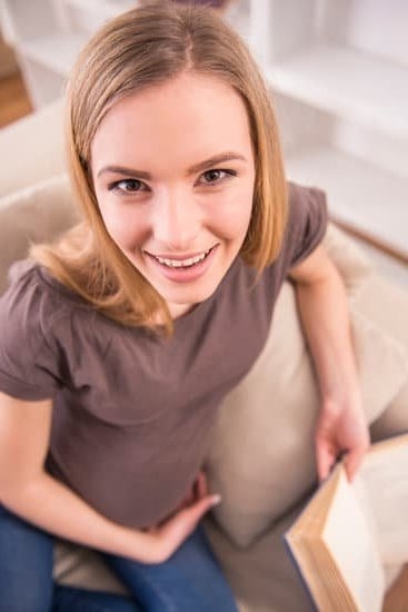 white discharge in 9 weeks of pregnancy