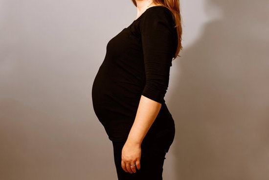 white discharge in 9 month pregnancy in hindi