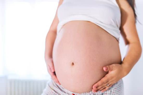 Image of pregnant woman experiencing cramping in early pregnancy