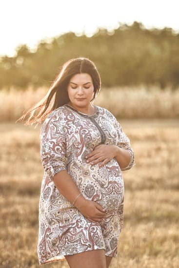 Early signs of pregnancy at week 3: cramping, implantation bleeding, and heightened sense of smell
