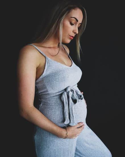 Visual of wet discharge on pregnancy sign