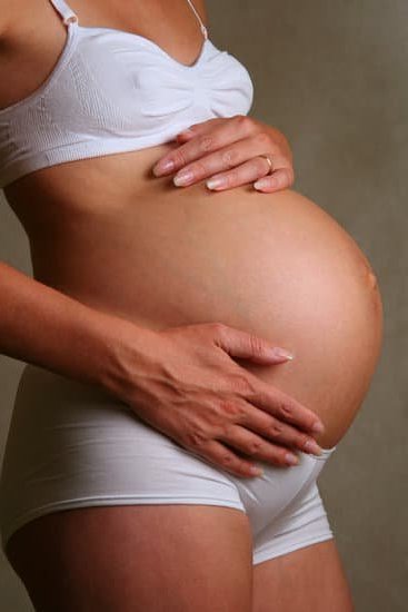- Explanation of early pregnancy failure due to embryo implantation issues