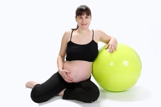 When does breast tenderness start in pregnancy - Early sign of pregnancy, breast tenderness typically begins around 4 to 6 weeks gestation